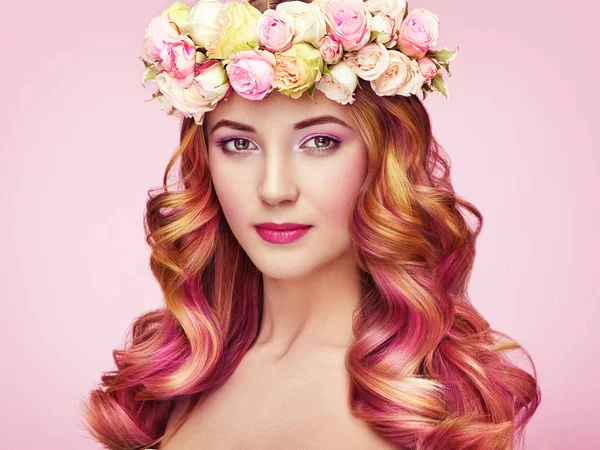 Menina modelo de moda de beleza com cabelo colorido tingido — Fotografia de Stock