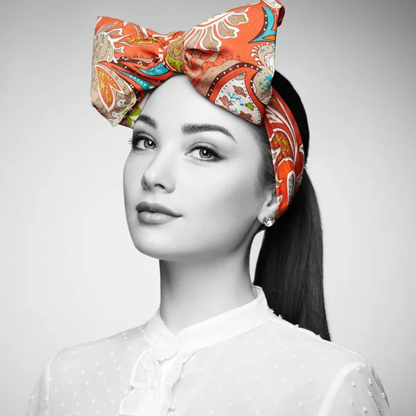 Porträtt av vacker ung kvinna med rosett — Stockfoto