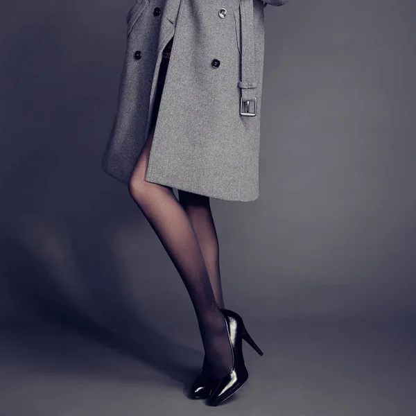 Νεαρή γυναίκα στο παλτό με όμορφα πόδια — Φωτογραφία Αρχείου