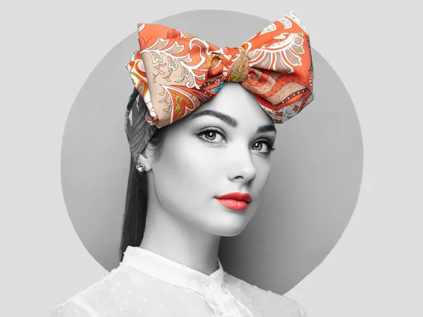Porträtt av vacker ung kvinna med rosett — Stockfoto
