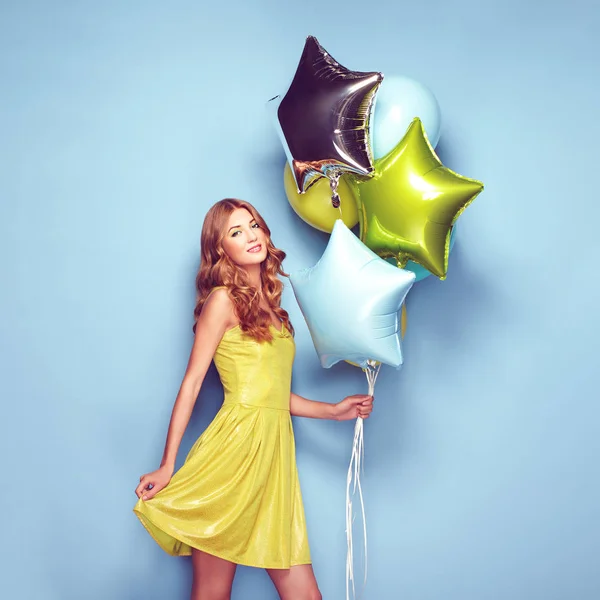 Krásná mladá žena s barevnými balónky — Stock fotografie