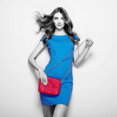 Zarif mavi elbiseli esmer genç kadın