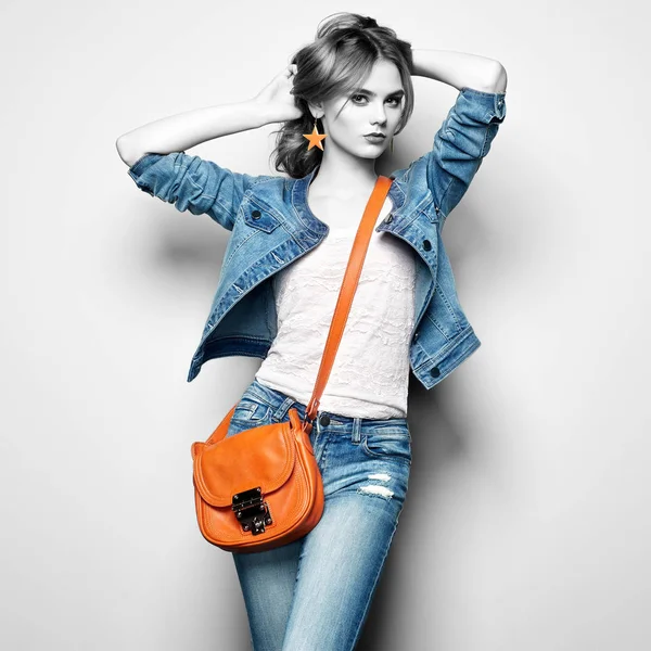 Mode porträtt av vacker ung kvinna med handväska — Stockfoto
