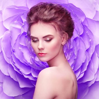 Arka planda büyük bir çiçek güzel kadın