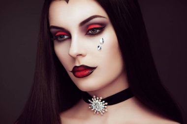 Cadılar Bayramı vampir kadın portre