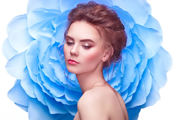 Mooie vrouw op de achtergrond van een grote bloem — Stockfoto
