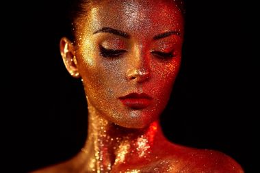 Yüzünde ışıltılarla Güzel Kadın Portresi