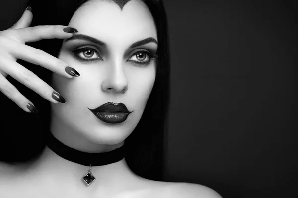 ハロウィン吸血鬼の女性の肖像画 — ストック写真