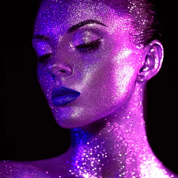 Porträtt av vacker kvinna med glitter på ansiktet — Stockfoto