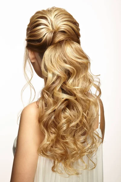 Blondes Mädchen mit langen und glänzenden lockigen Haaren — Stockfoto