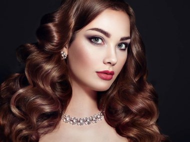 Uzun parlak dalgalı saçlı esmer kadın