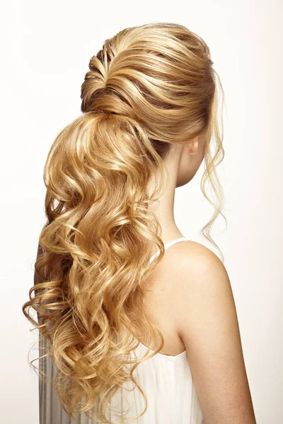 Menina loira com cabelo encaracolado longo e brilhante — Fotografia de Stock