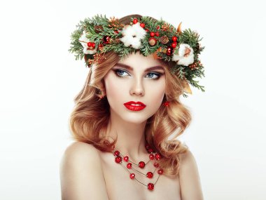 Noel çelenk ile güzel genç kadın portresi