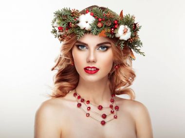 Noel çelenk ile güzel genç kadın portresi