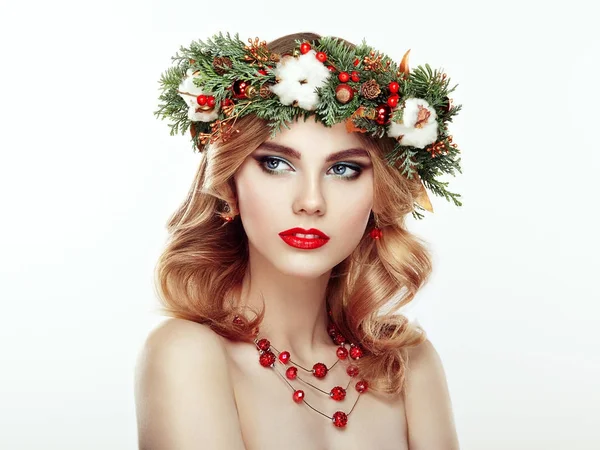 Noel çelenk ile güzel genç kadın portresi