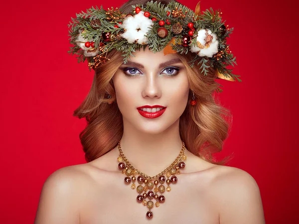 Noel çelenk ile güzel genç kadın portresi