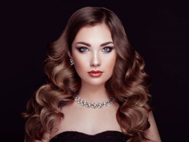 Uzun parlak dalgalı saçlı esmer kadın