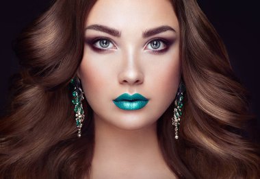 Uzun parlak dalgalı saçlı esmer kadın