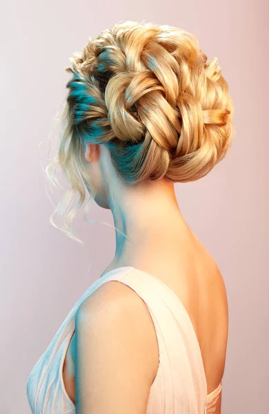 Menina loira com cabelo encaracolado longo e brilhante — Fotografia de Stock