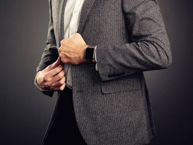 İş takım elbiseli yakışıklı genç