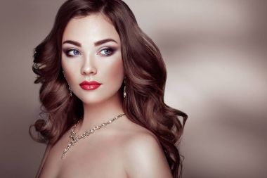 Uzun parlak dalgalı saçlı esmer kadın