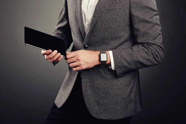 Schöner junger Mann im Business-Anzug — Stockfoto