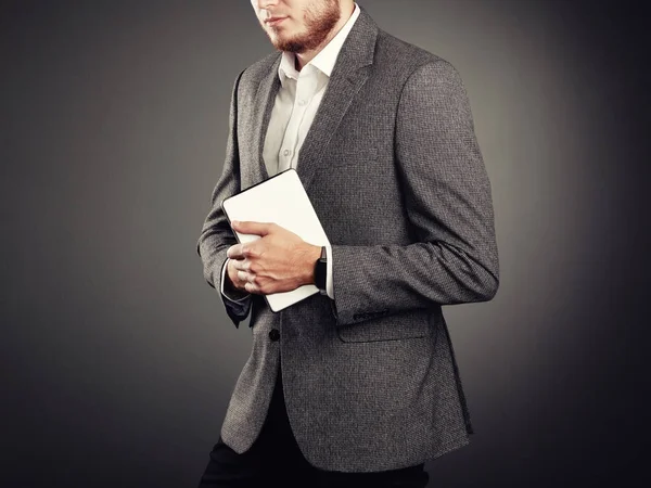 Pohledný mladý muž v obleku — Stock fotografie