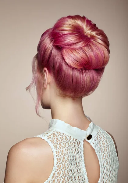 Ragazza bionda con acconciatura elegante e lucida — Foto Stock