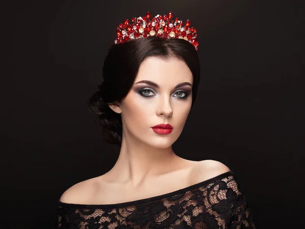 Retrato de moda de mulher bonita com tiara na cabeça — Fotografia de Stock