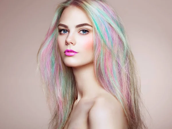 Schoonheid fashion model meisje met kleurrijk geverfd haar — Stockfoto