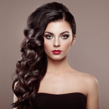 Kıvırcık saç modeli ile esmer kadın