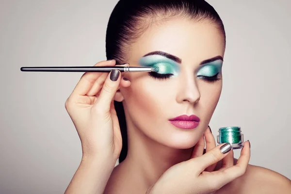 Trucco Artista applica ombretto — Foto Stock