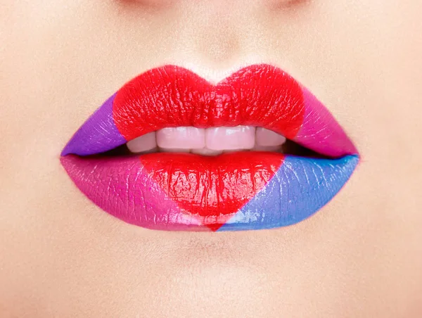 Lippen mit Lippenstift-Herz bemalt — Stockfoto