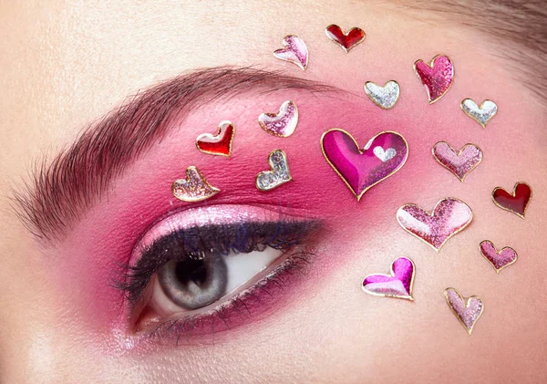 Maquillaje de ojos chica con un corazón — Foto de Stock