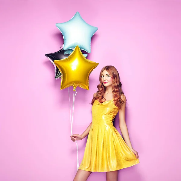 Renkli balonları olan güzel genç bir kadın. — Stok fotoğraf
