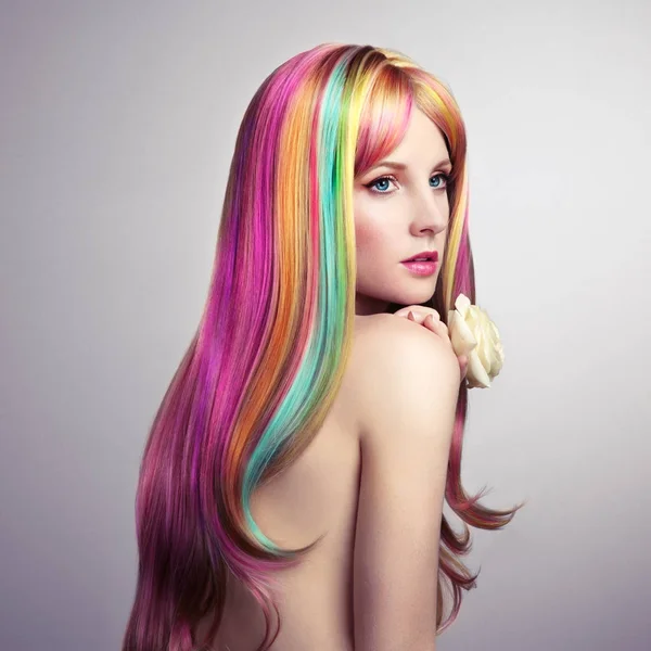 Menina modelo de moda de beleza com cabelo colorido tingido — Fotografia de Stock