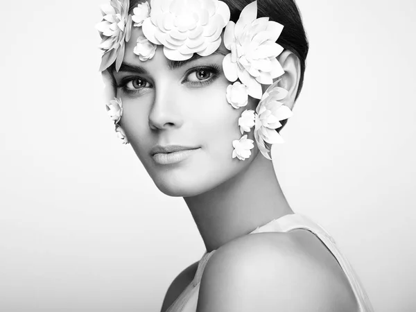 Tvář krásná žena s květinami — Stock fotografie