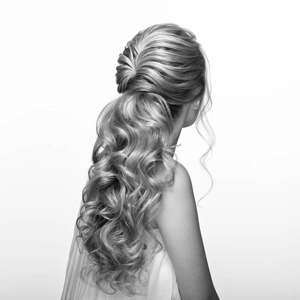 Blondes Mädchen mit langen und glänzenden lockigen Haaren — Stockfoto