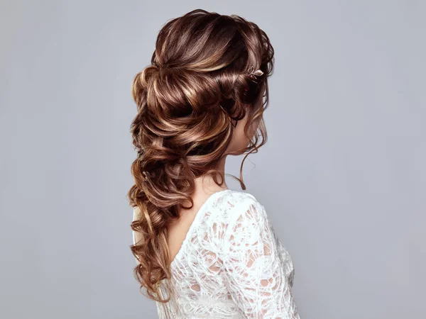 Bruna donna con lunghi e lucidi capelli ricci — Foto Stock