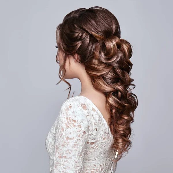 Brunette woman with long and shiny curly hair — Stock Photo, Image