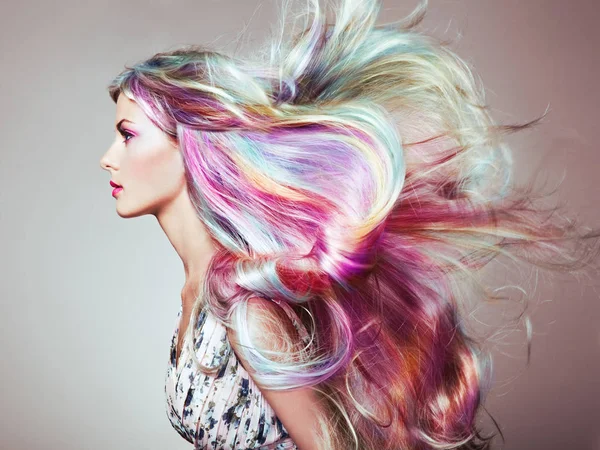 Menina modelo de moda de beleza com cabelo colorido tingido — Fotografia de Stock