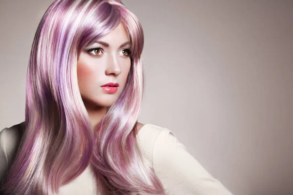 Schönheit Mode Modell Mädchen mit bunt gefärbten Haaren — Stockfoto