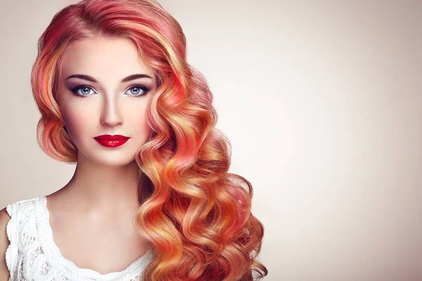 Menina modelo de moda de beleza com cabelo colorido tingido — Fotografia de Stock