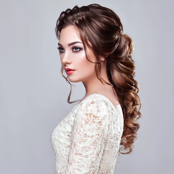 Brunette woman with long and shiny curly hair — Stock Photo, Image