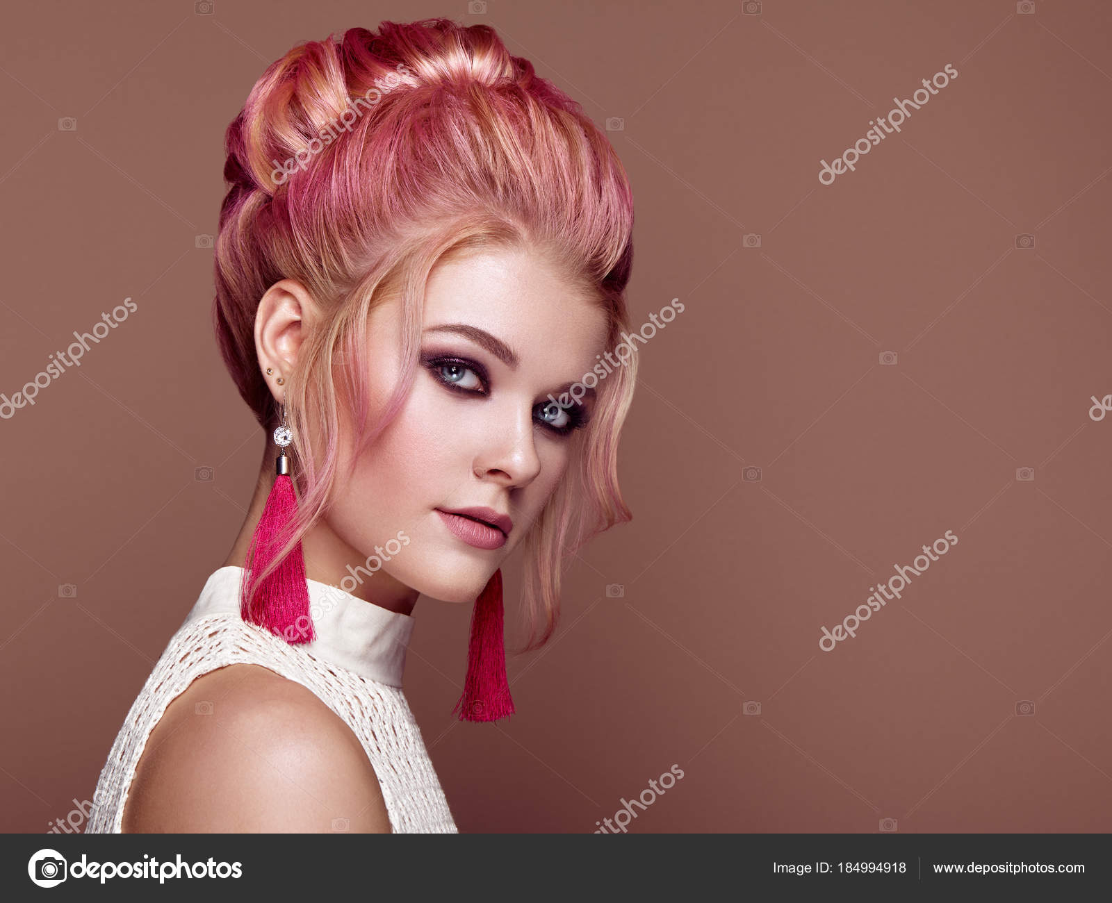 Blonde Mädchen mit eleganten und glänzenden Frisur Schönes Modell Frau mit lockige Frisur Pflege und Schönheit Haar Produkte Perfektes Make Up — Foto von