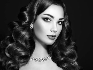 Uzun parlak dalgalı saçlı esmer kadın