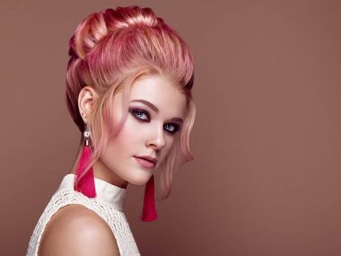 Şık ve parlak saç modeli ile sarışın kız