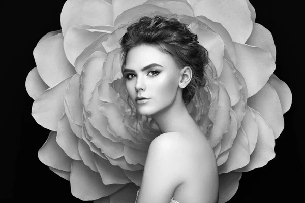 Vacker kvinna på bakgrund av en stor blomma — Stockfoto