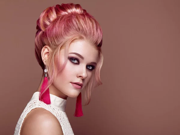 Chica rubia con peinado elegante y brillante —  Fotos de Stock
