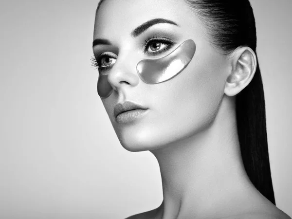 Porträtt av skönhet kvinna med eye patches — Stockfoto